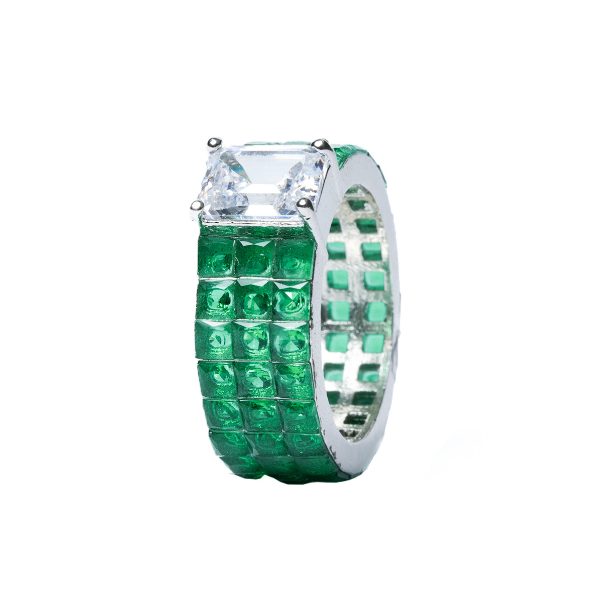 Vertical view of green emerald ring showing band thickness